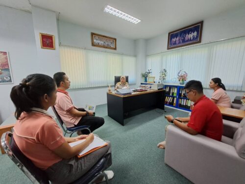ประชุมคณะกรรมการในการพิจารณาคุณสมบัติจากการสมัครสอบคัดเลือกบุคคลเพื่อจัดจ้างเป็นพนักงานจ้างเหมาบริการผู้ปฏิบัติงานสูทกรรม (คนครัว)